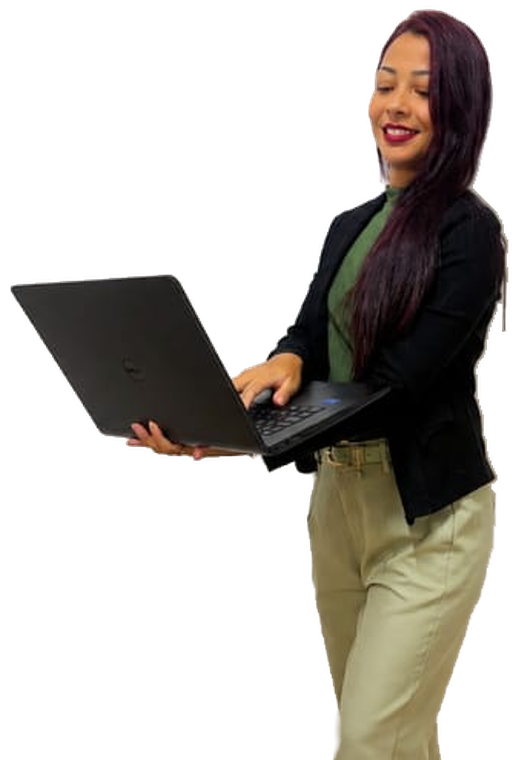 Tatiane Cavalcanti sorrindo, segurando um notebook